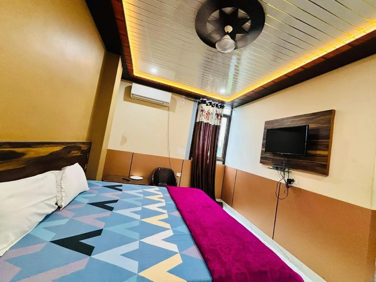 S R Hotel Varanasi 3*,