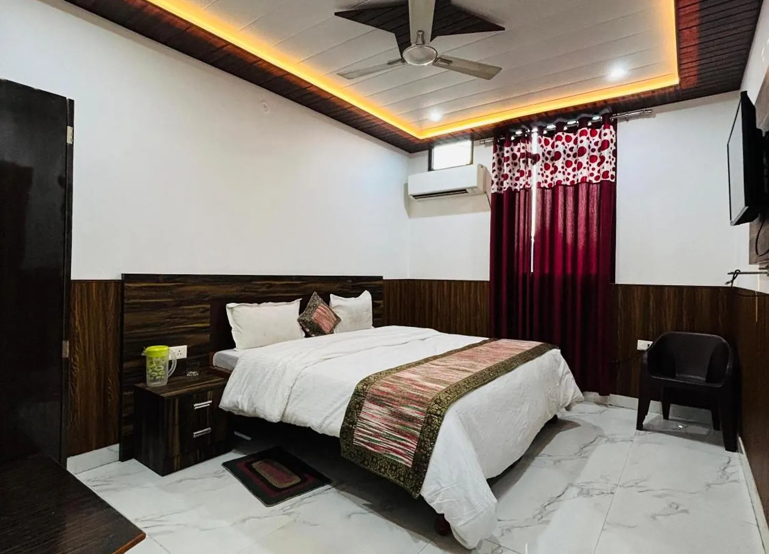 S R Hotel Varanasi