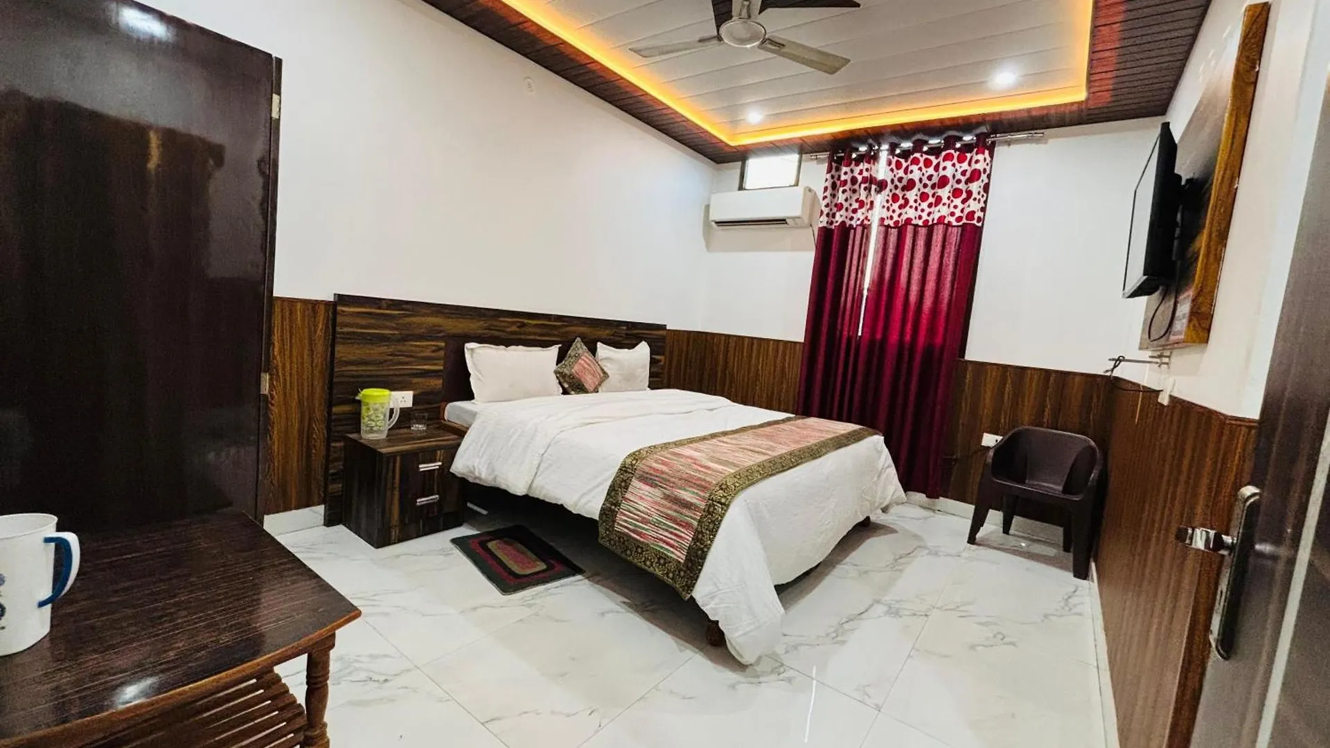 S R Hotel Varanasi